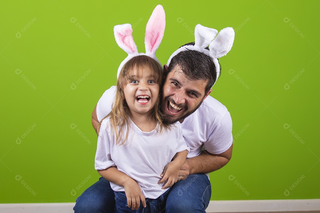 Menina alegre brincando com o pai em usado tiara de orelhas de coelho Feliz Páscoa