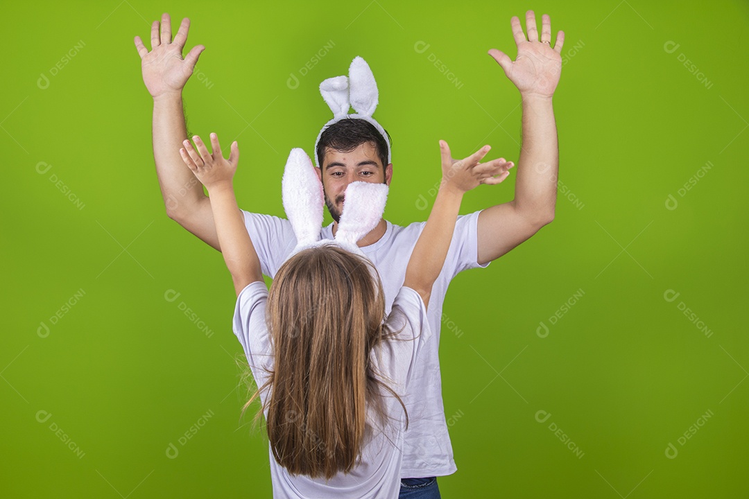 Menina alegre brincando com o pai em usado tiara de orelhas de coelho Feliz Páscoa