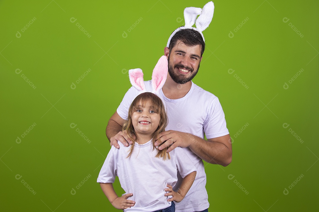 Menina alegre brincando com o pai em fantasiados coelho Feliz Páscoa
