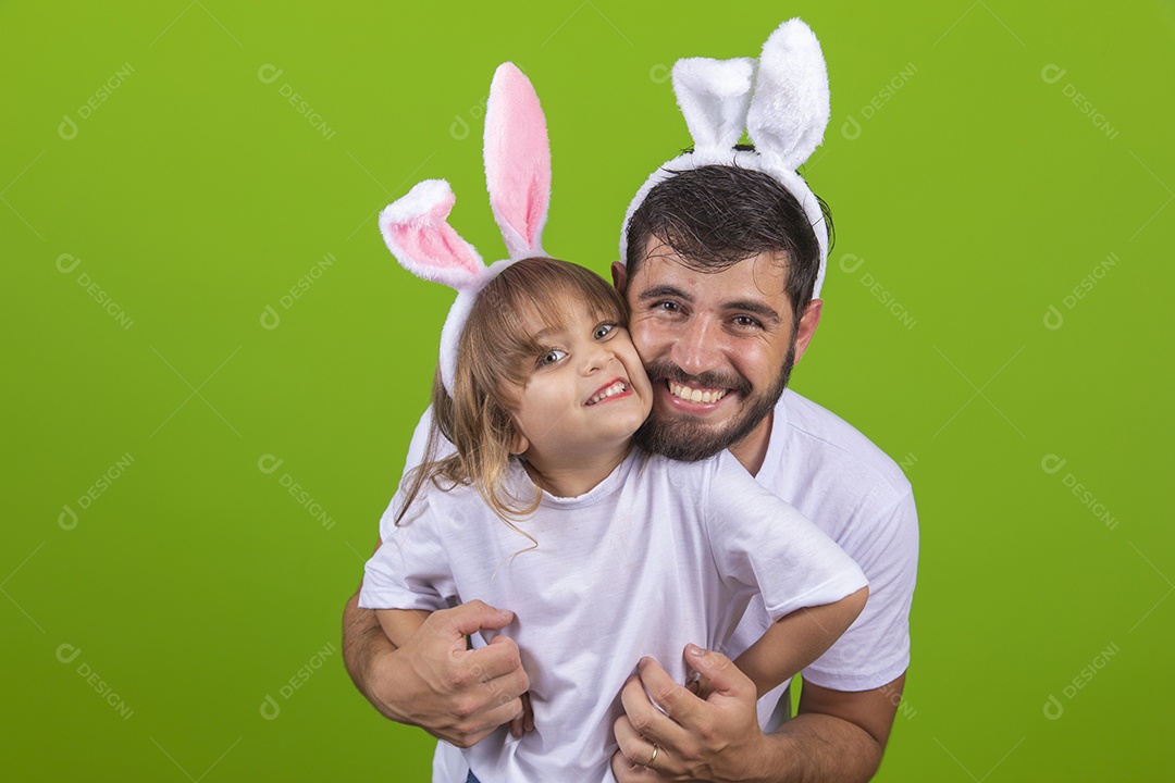 Menina alegre brincando com o pai em fantasiados coelho Feliz Páscoa