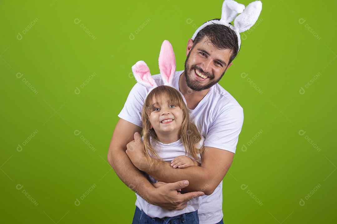 Menina alegre brincando com o pai em fantasiados coelho Feliz Páscoa