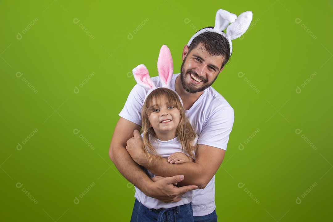 Menina alegre brincando com o pai em fantasiados coelho Feliz Páscoa