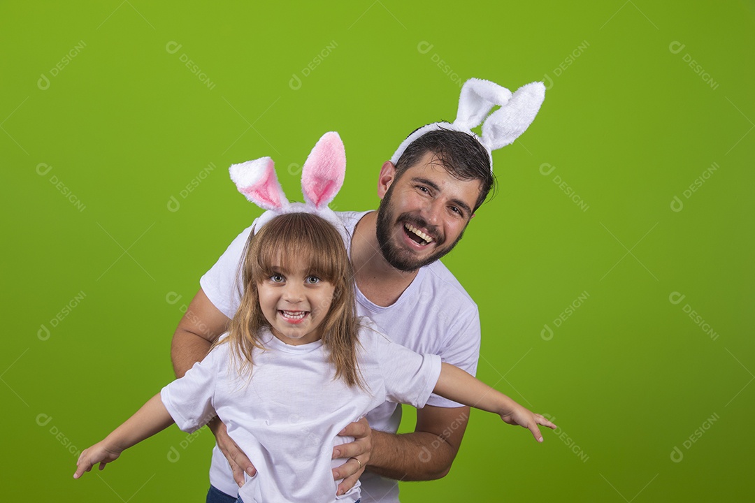 Menina alegre brincando com o pai em fantasiados coelho Feliz Páscoa