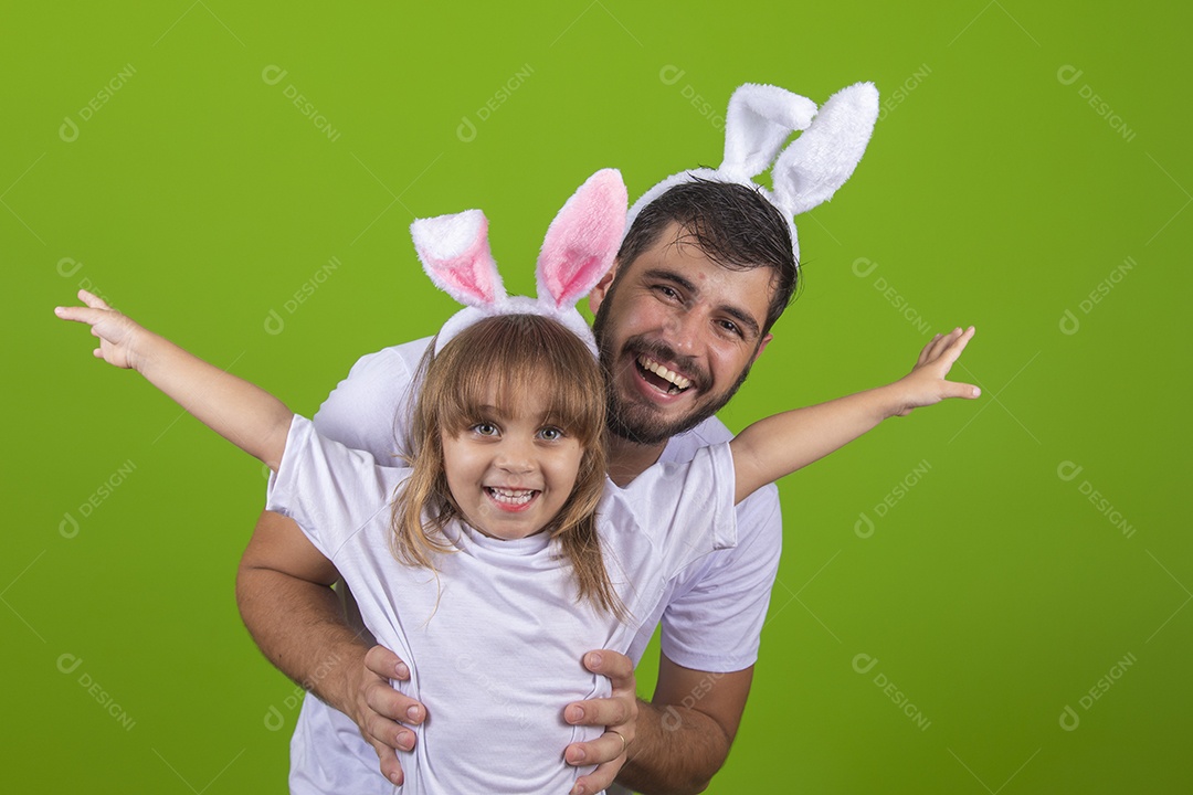 Menina alegre brincando com o pai em fantasiados coelho Feliz Páscoa