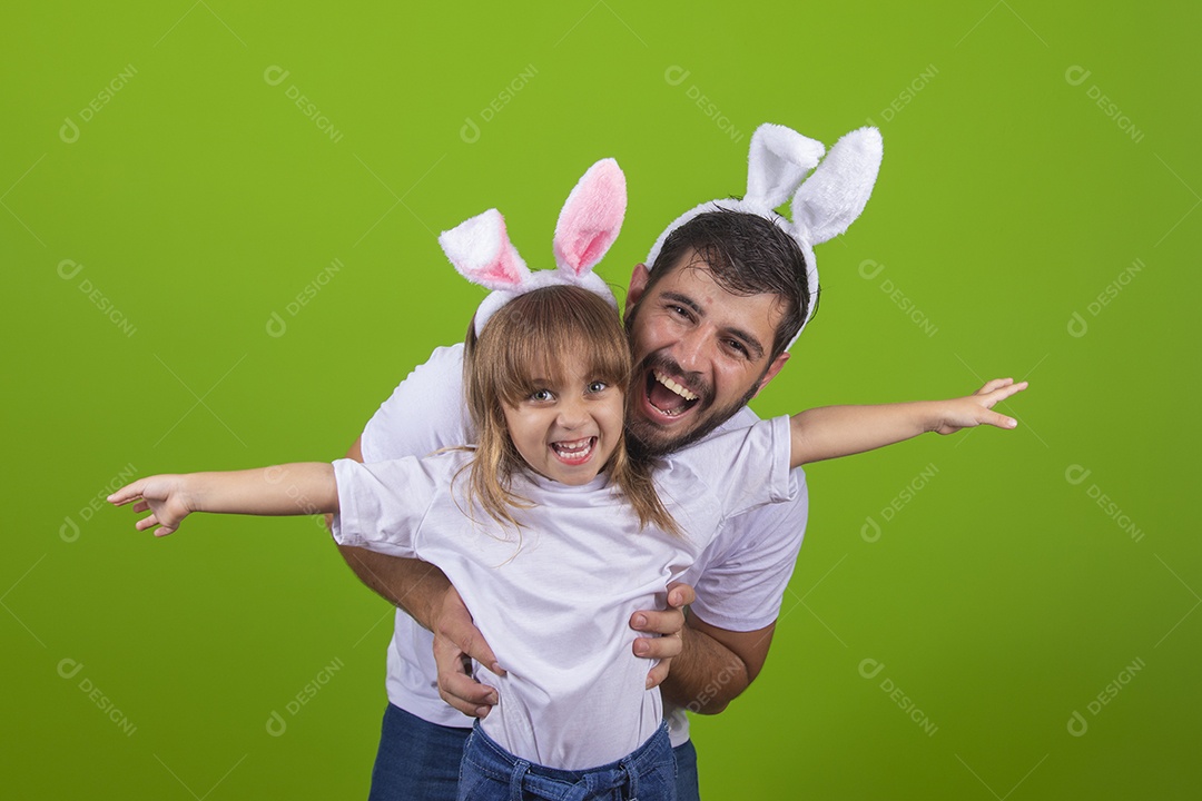 Menina alegre brincando com o pai em usado tiara de orelhas de coelho Feliz Páscoa