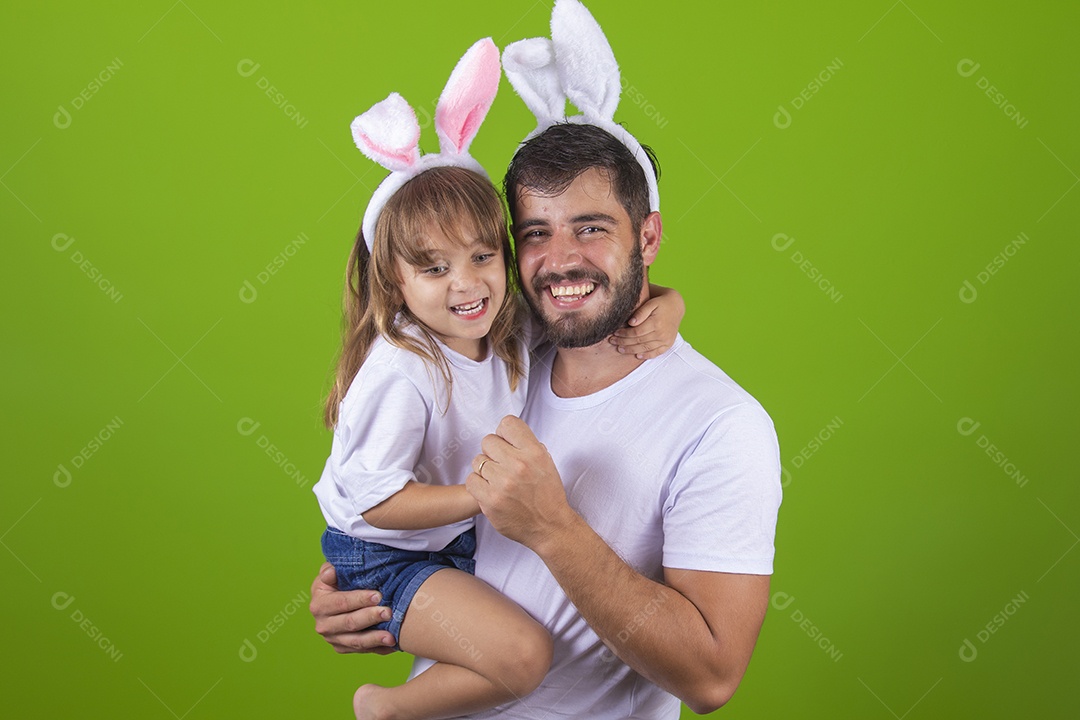 Menina alegre brincando com o pai em fantasiados coelho Feliz Páscoa