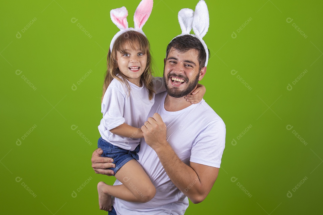 Menina alegre brincando com o pai em fantasiados coelho Feliz Páscoa
