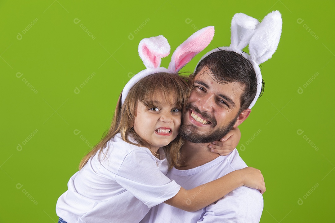 Menina alegre brincando com o pai em fantasiados coelho Feliz Pascoa