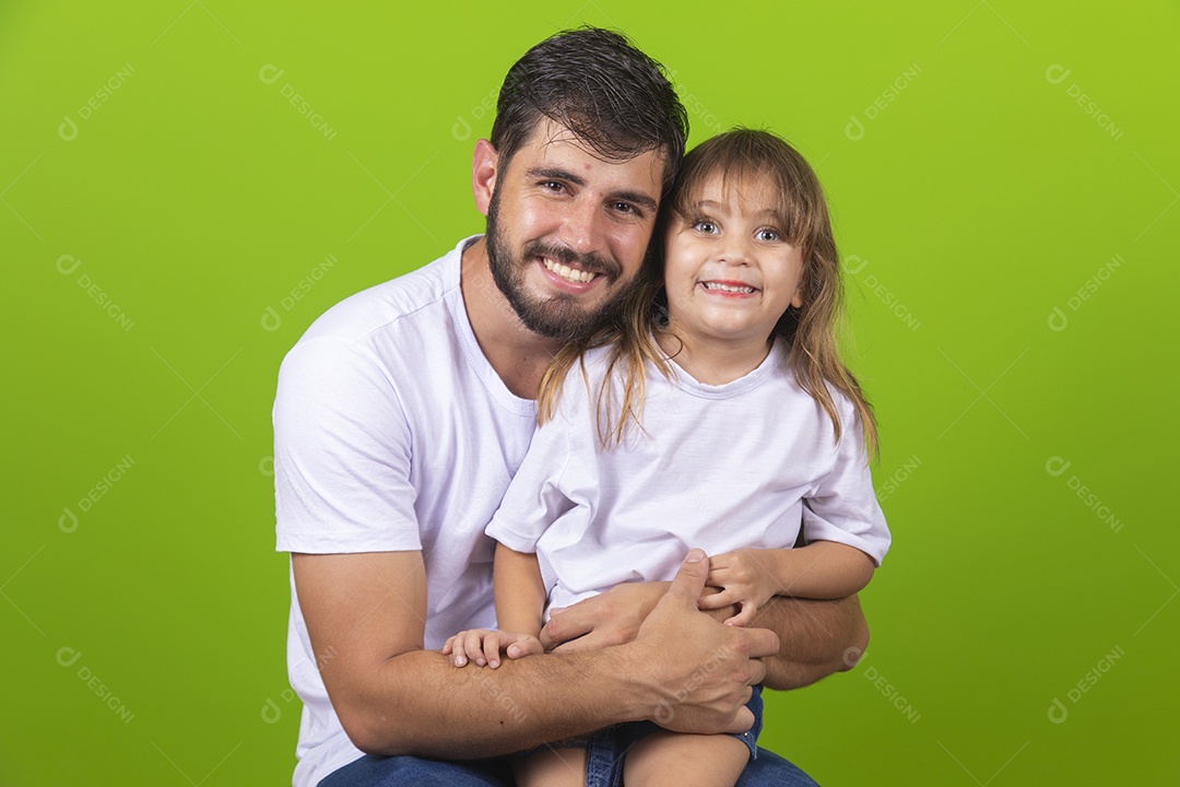 Menina alegre brincando com o pai em sobre fundo isolado amarelo