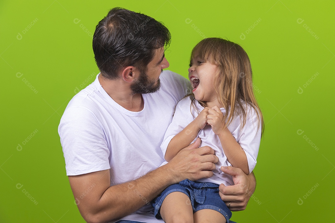 Menina alegre brincando com o pai em sobre fundo isolado amarelo