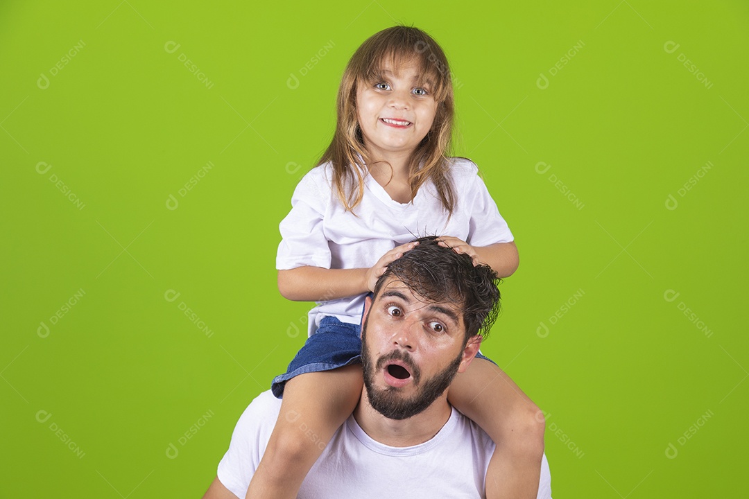Menina alegre brincando com o pai em sobre fundo isolado amarelo