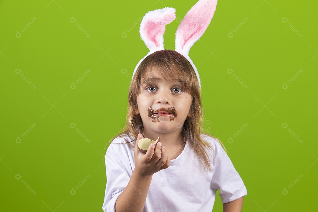 Linda garotinha jovem comendo bolo sobre fundo isolado