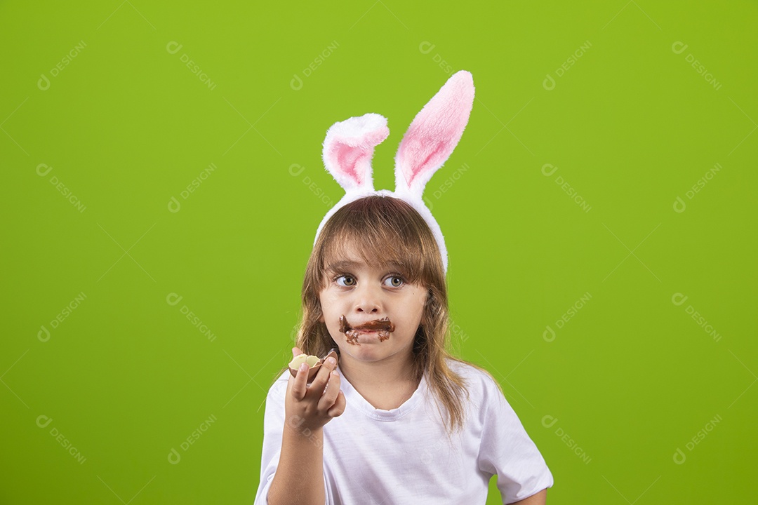 Linda garotinha jovem comendo bolo sobre fundo isolado
