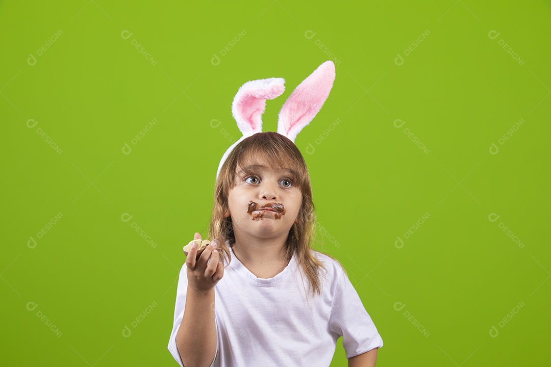 Linda garotinha jovem comendo bolo sobre fundo isolado