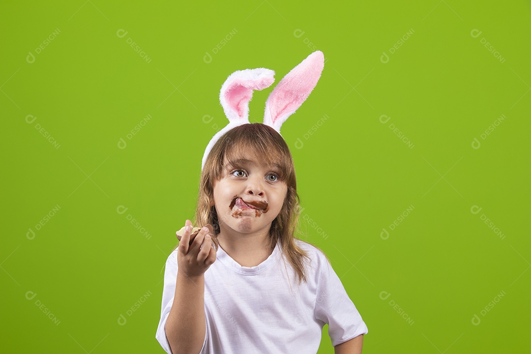 Linda garotinha jovem comendo bolo sobre fundo isolado