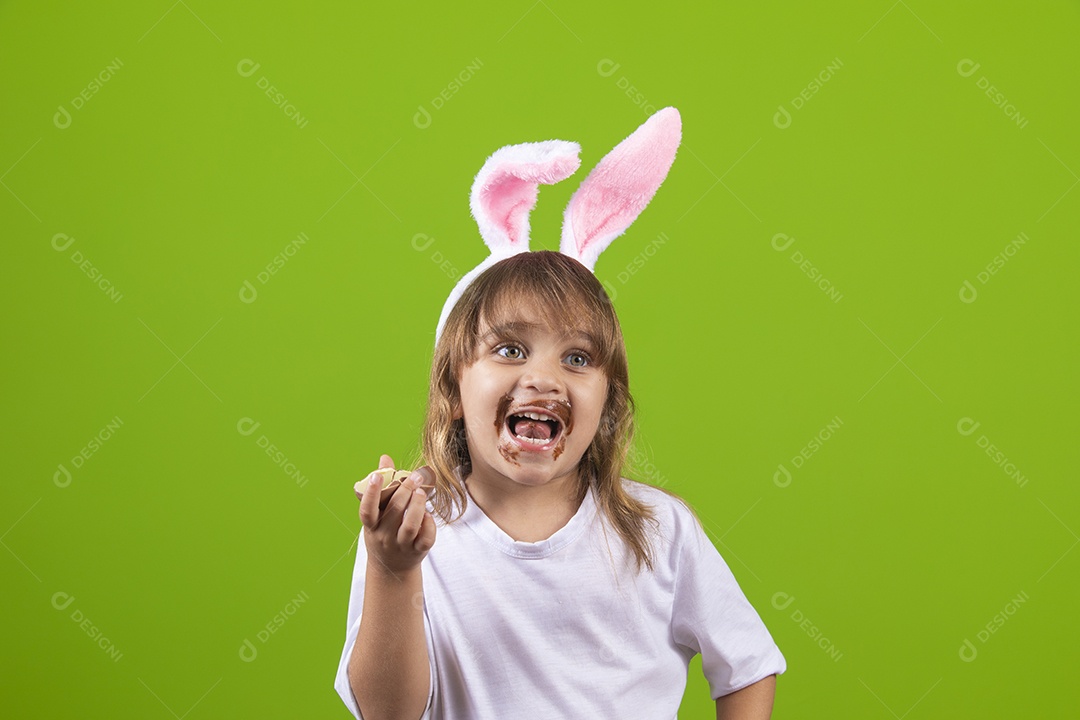 Linda criança garotinha usando tiara de coelho da páscoa
