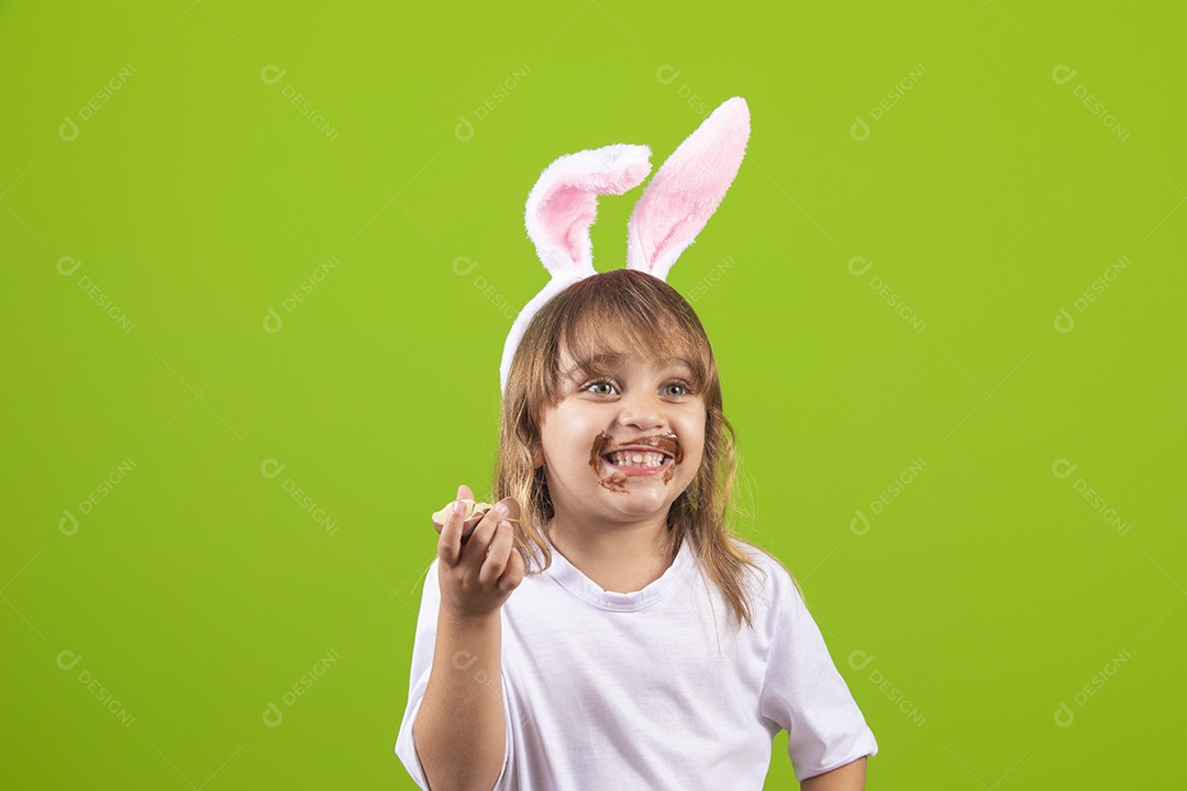 Linda criança garotinha usando tiara de coelho da páscoa