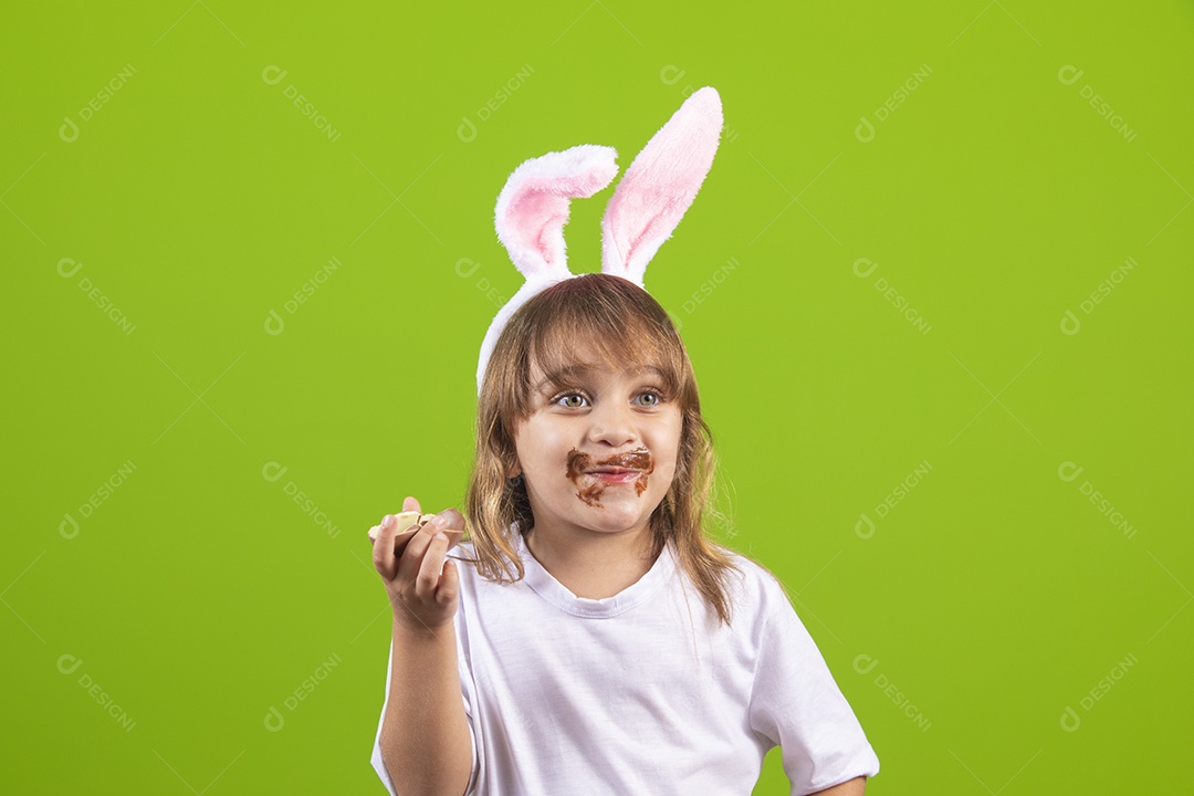 Linda criança garotinha usando tiara de coelho da páscoa