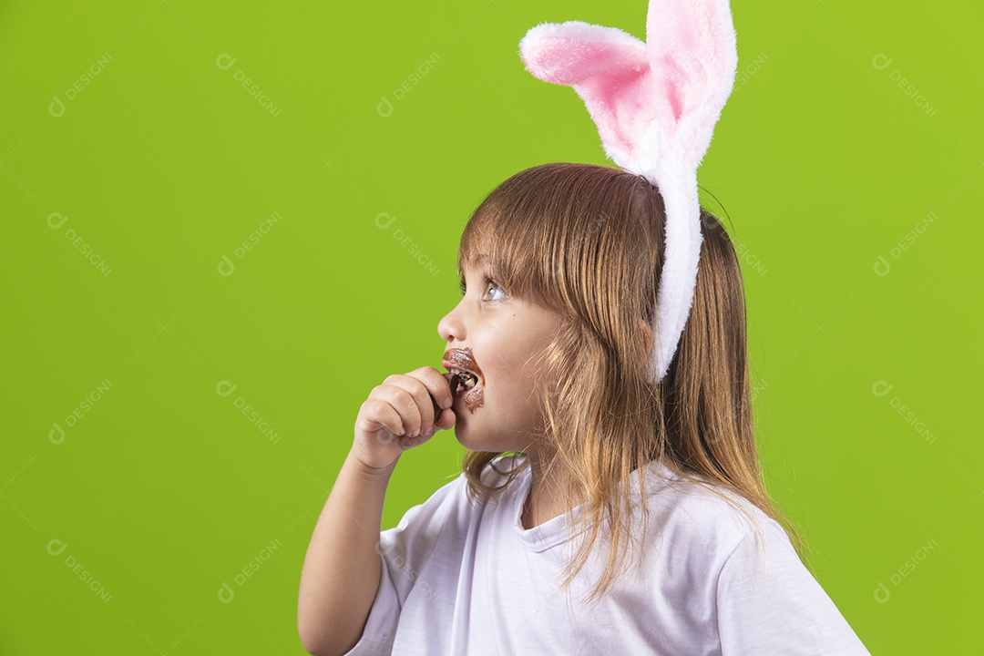 Linda criança garotinha usando tiara de coelho da páscoa
