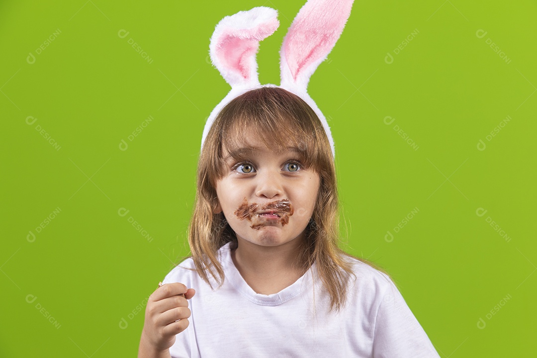 Linda criança garotinha usando tiara de coelho da páscoa