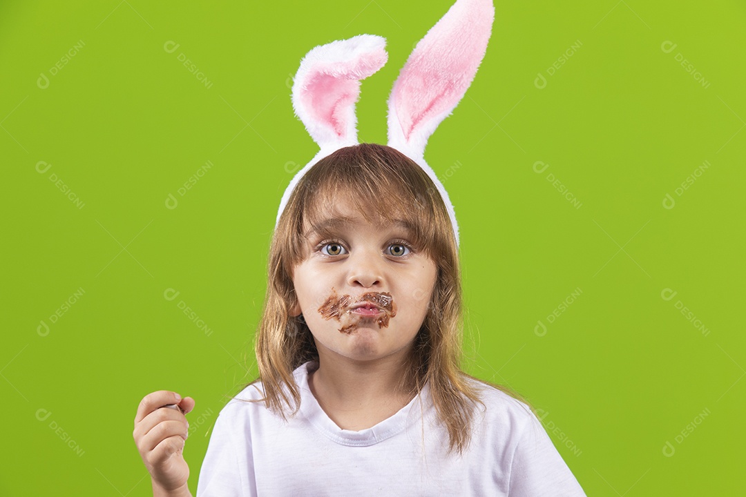 Linda criança garotinha usando tiara de coelho da páscoa