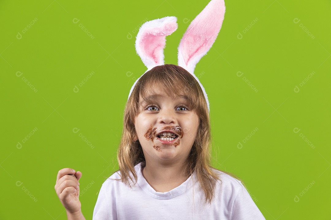 Linda criança garotinha usando tiara de coelho da páscoa