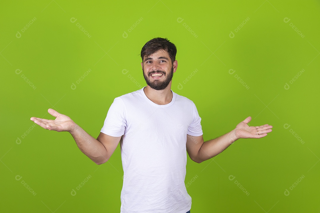 Homem jovem garoto barbudo sobre fundo isolado