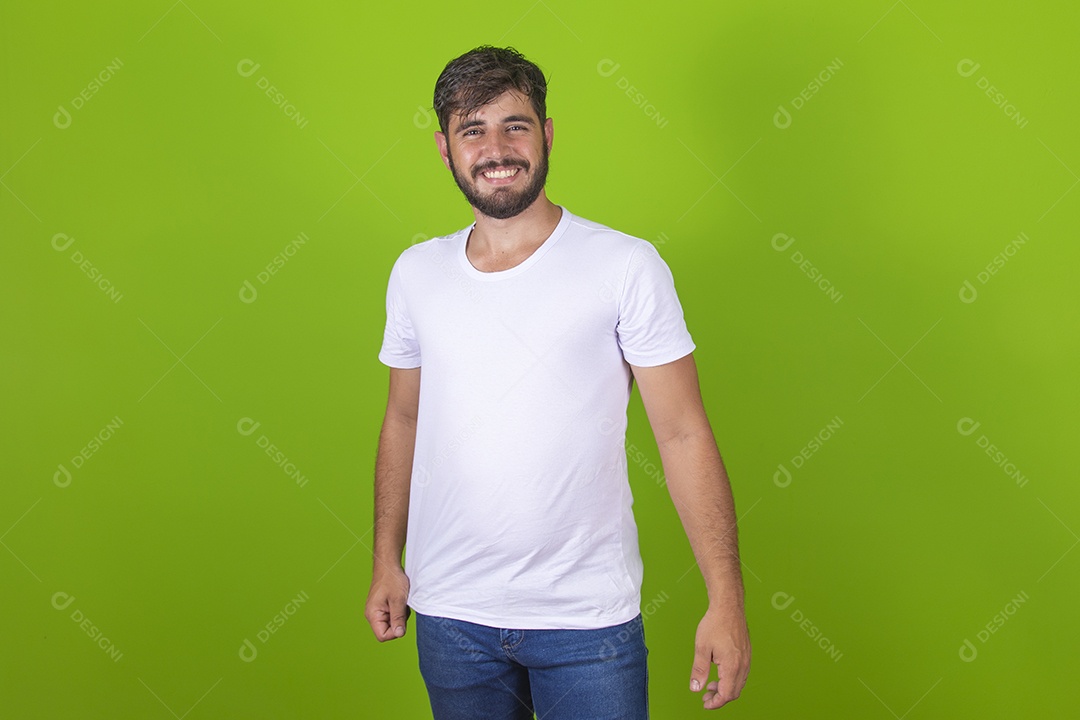 Homem jovem garoto barbudo sobre fundo isolado