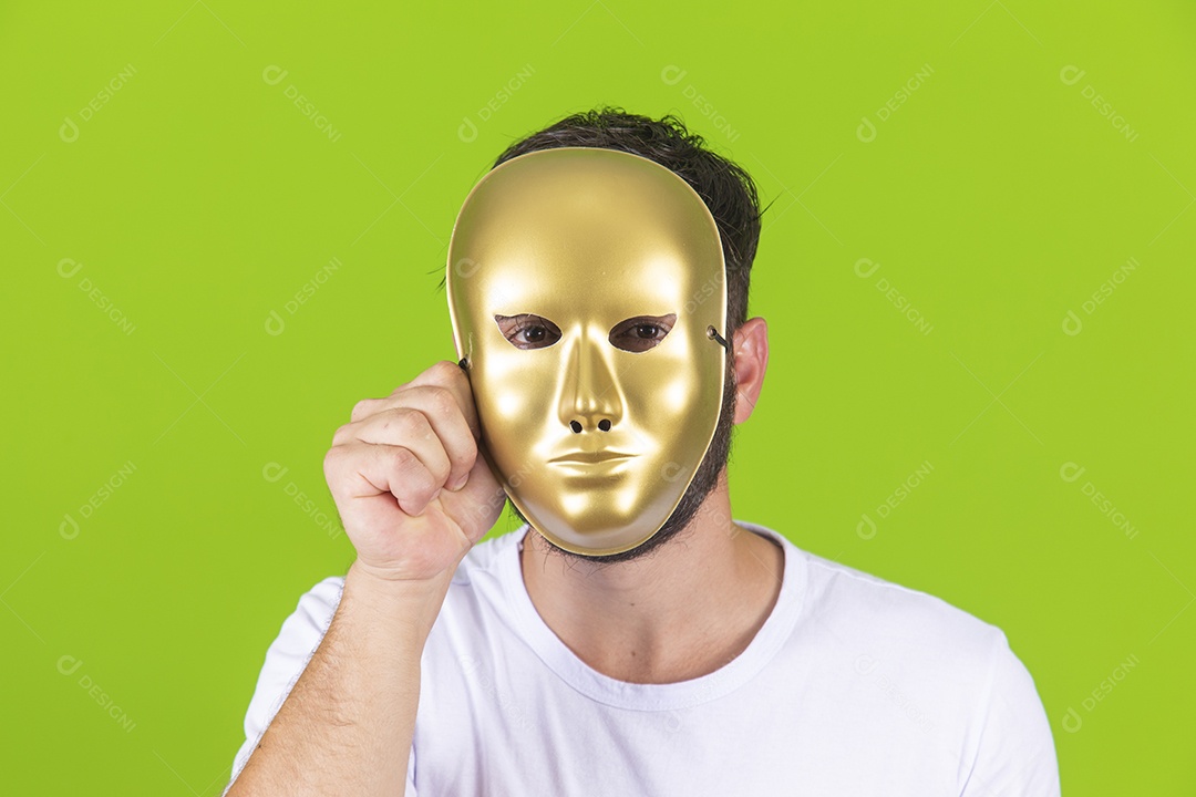 Homem jovem garoto barbudo usando máscara dourada sobre fundo isolado