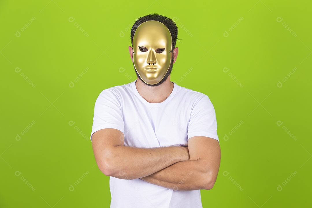 Homem jovem garoto barbudo usando máscara dourada sobre fundo isolado