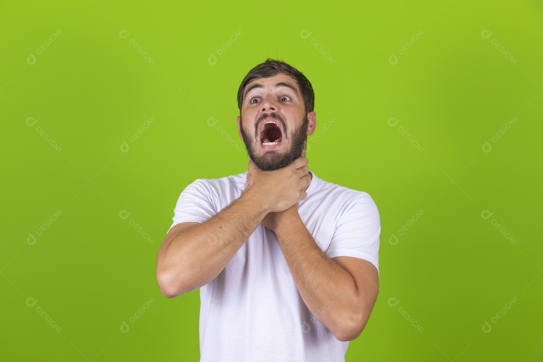 Homem jovem garoto barbudo sobre fundo isolado