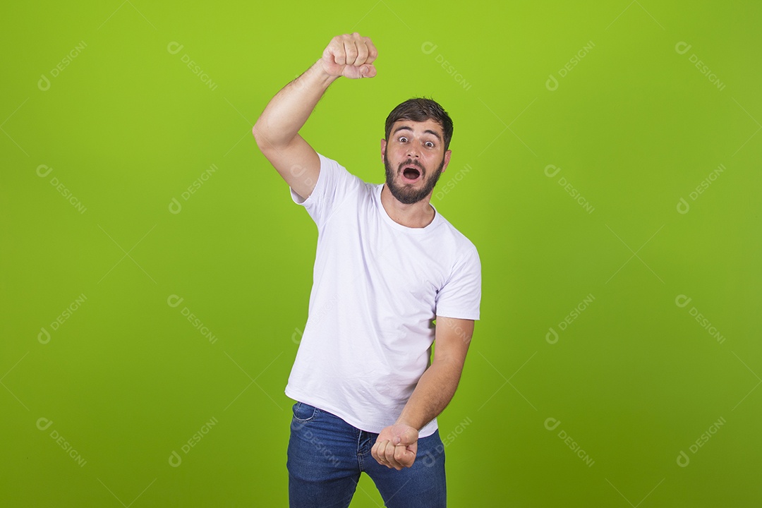 Homem jovem garoto barbudo sobre fundo isolado