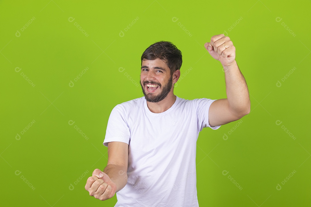 Homem jovem garoto barbudo sobre fundo isolado