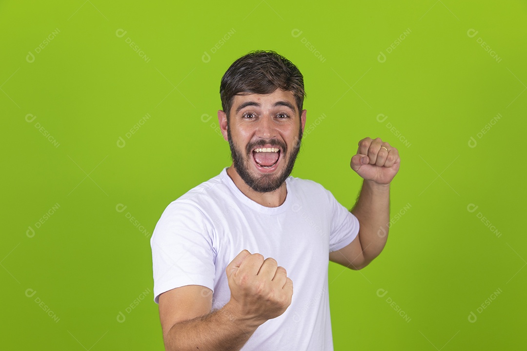 Homem jovem garoto barbudo sobre fundo isolado