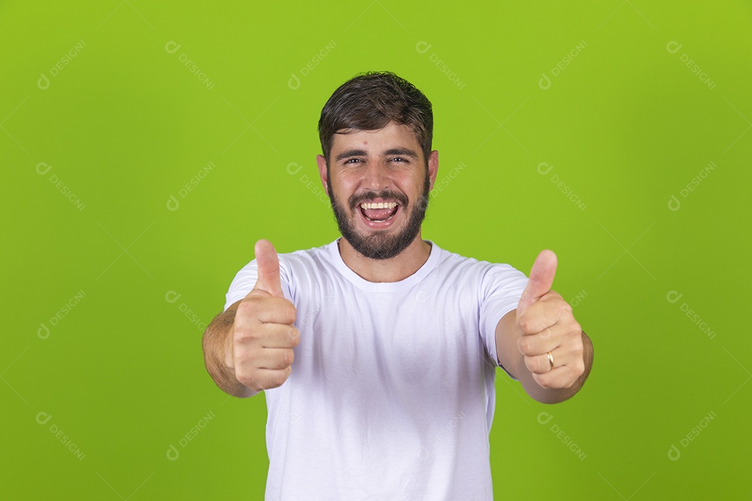 Homem jovem garoto barbudo sobre fundo isolado