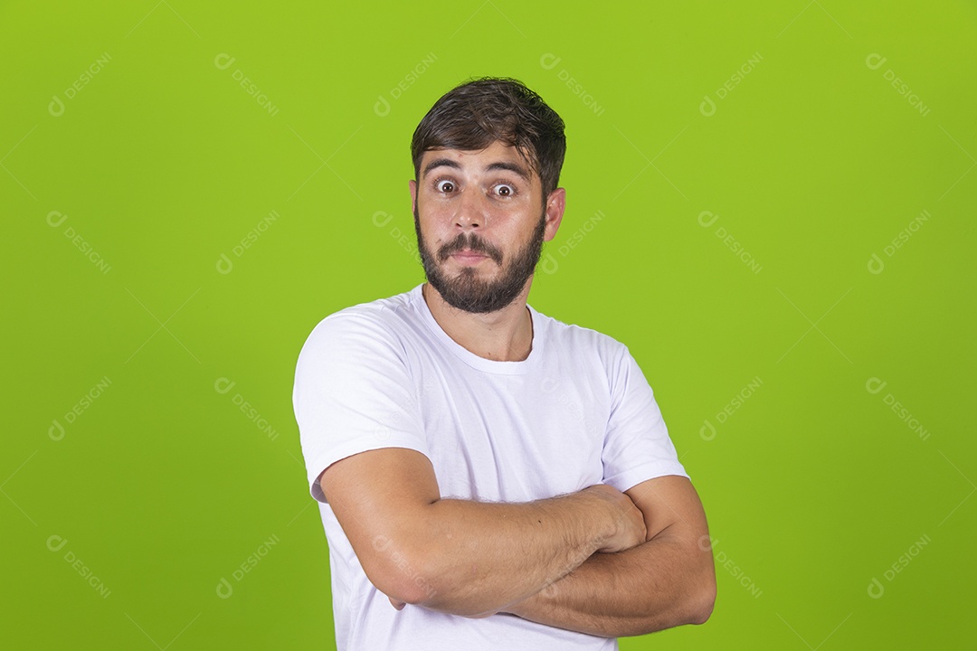 Homem jovem garoto barbudo sobre fundo isolado