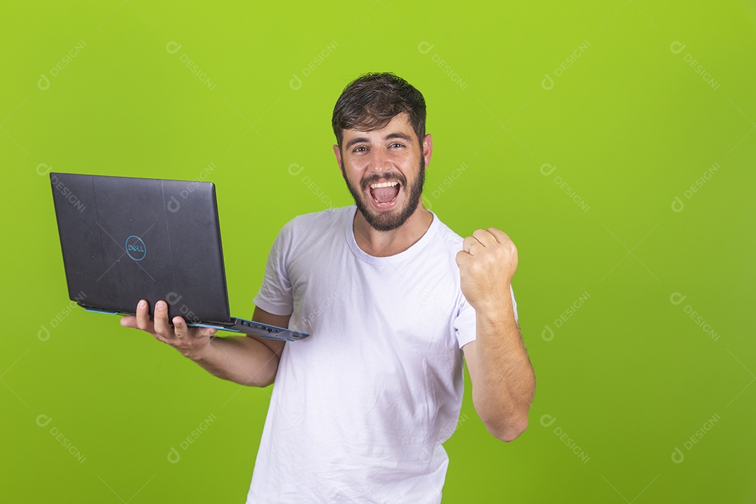 Homem jovem garoto segurando notebook sobre fundo isolado