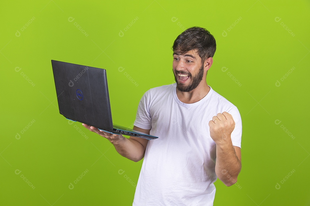 Homem jovem garoto segurando notebook sobre fundo isolado