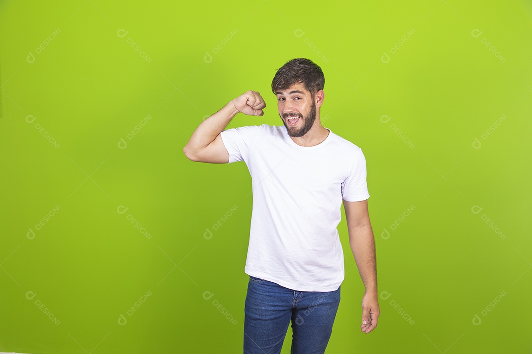 Homem jovem garoto barbudo sobre fundo isolado