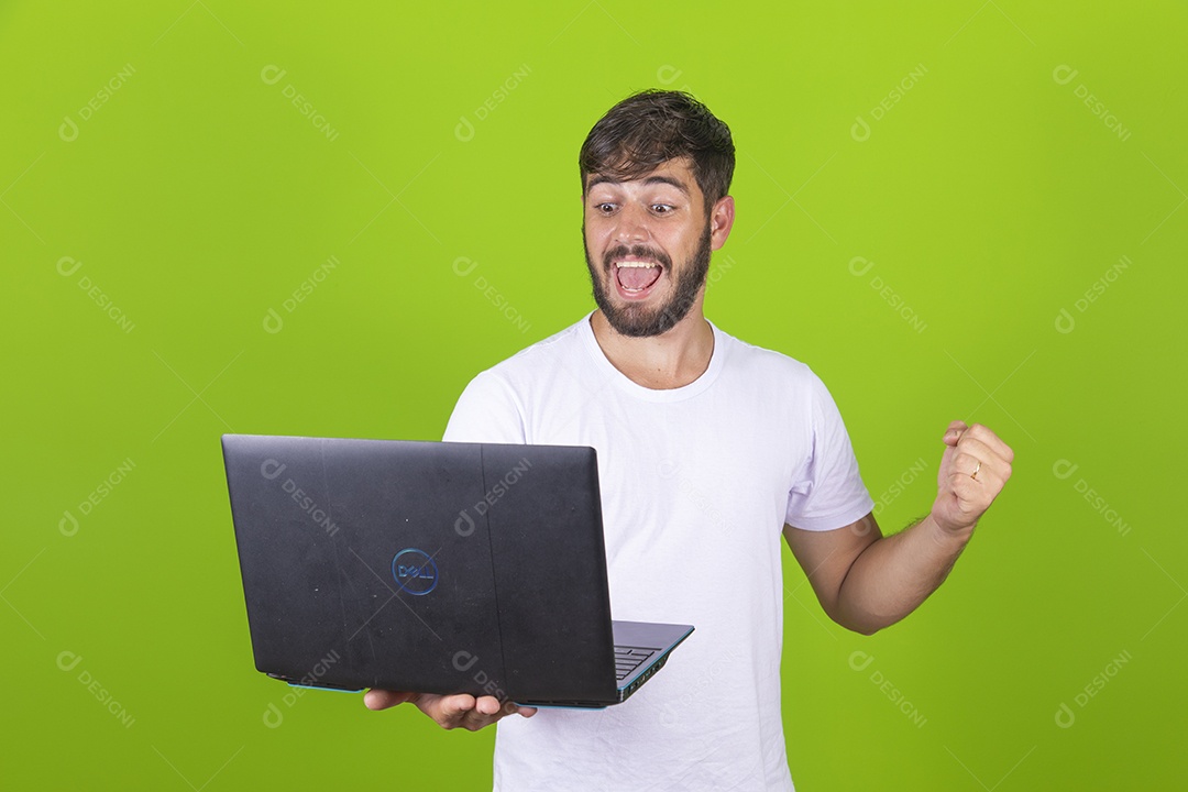 Homem jovem barbudo segurando notebook