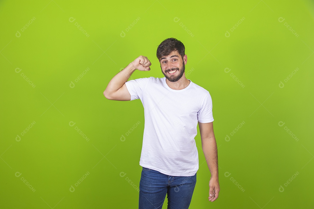 Homem jovem garoto sorridente barbudo sobre fundo isolado