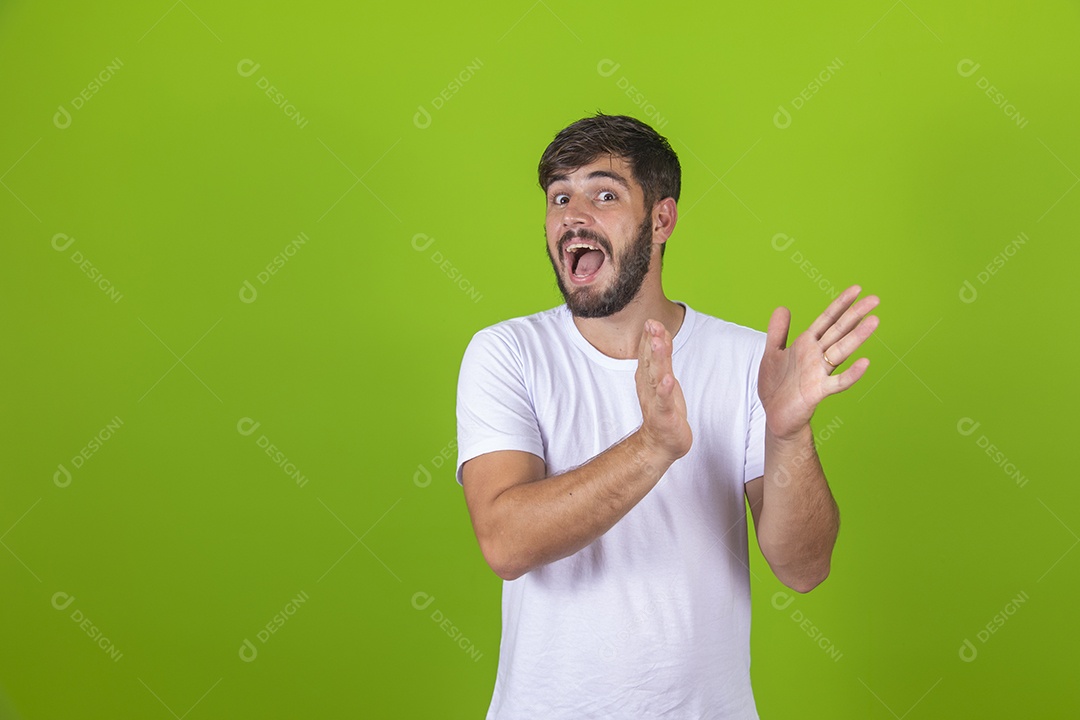 Homem jovem garoto barbudo sobre fundo isolado