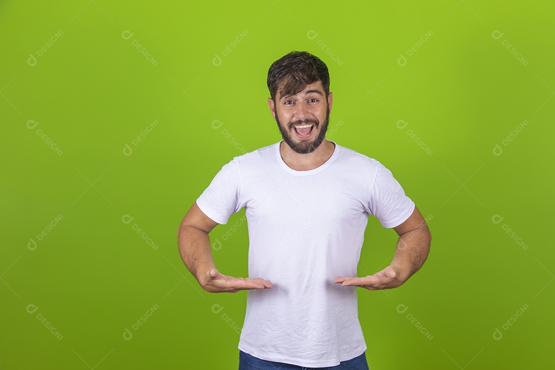 Homem jovem garoto barbudo sobre fundo isolado