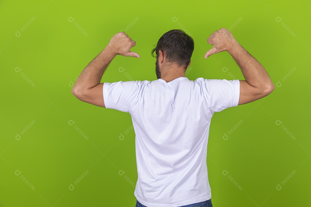 Homem jovem garoto barbudo sobre fundo isolado