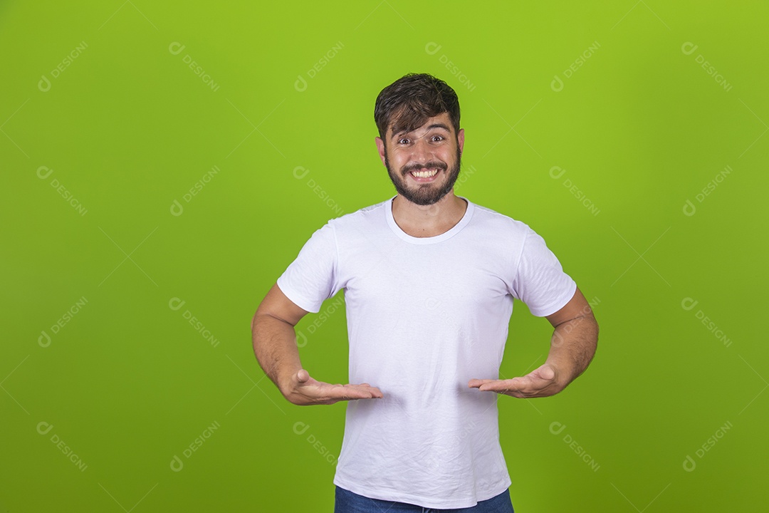 Homem jovem garoto barbudo sobre fundo isolado