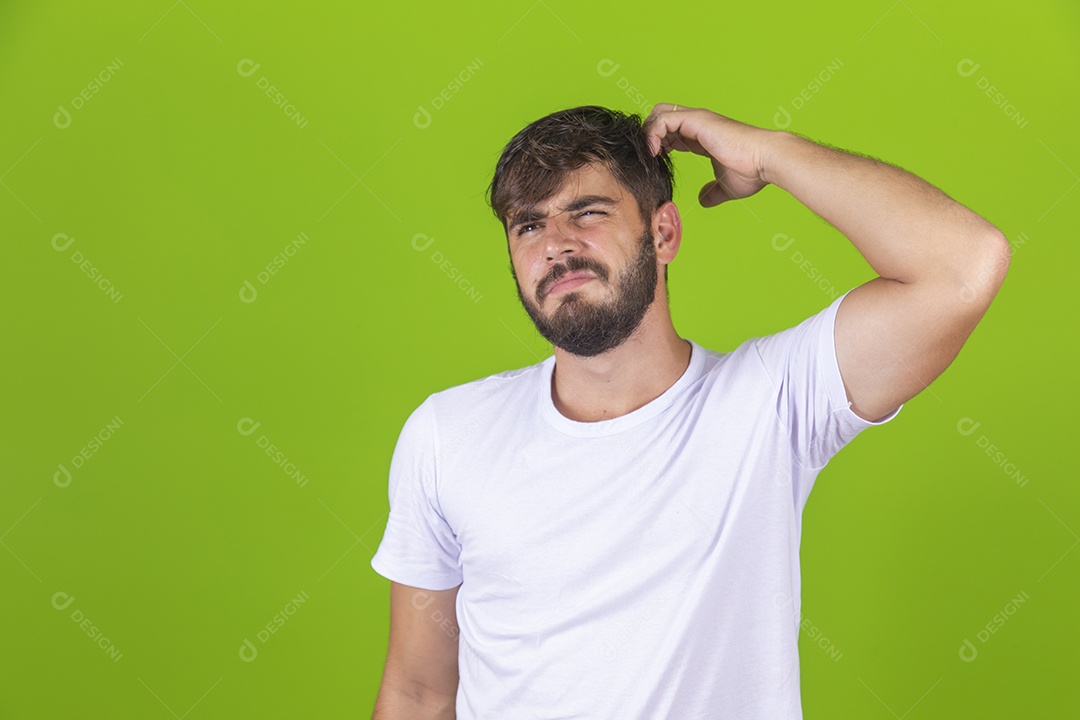 Homem jovem garoto barbudo sobre fundo isolado