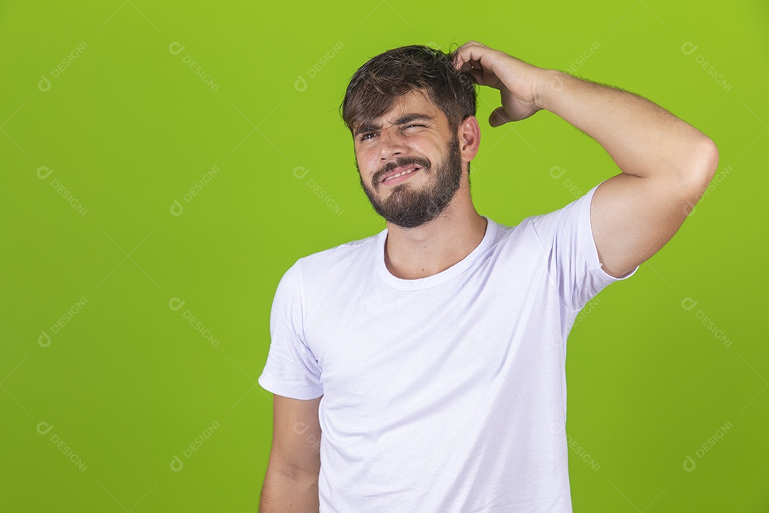 Homem jovem garoto barbudo sobre fundo isolado