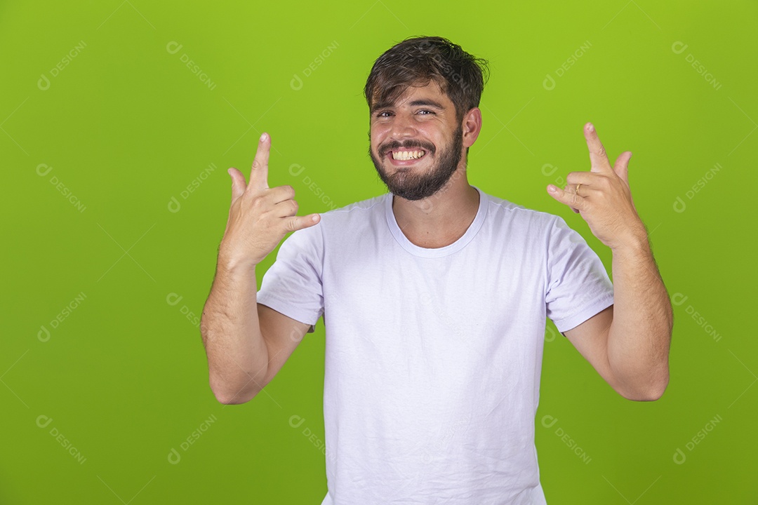 Homem jovem garoto barbudo sobre fundo isolado