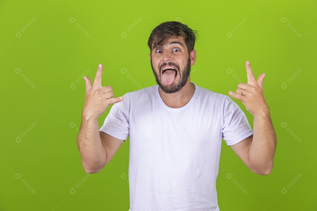 Homem jovem garoto barbudo sobre fundo isolado