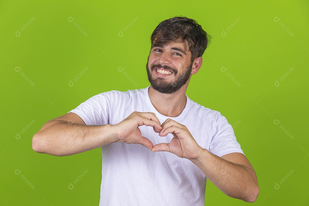 Homem jovem garoto barbudo sobre fundo isolado